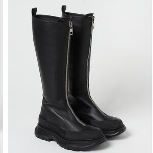 Alexander McQueen Tread Slick McQueen leather boots with zip